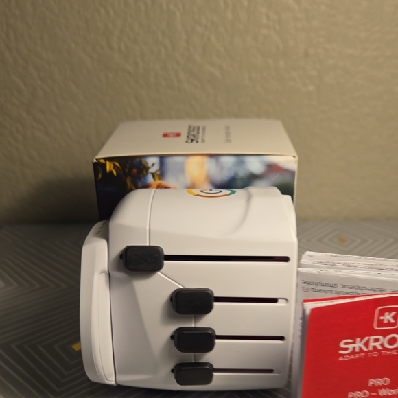 Two SKROSS PRO World Travel Adapter - Picture 5 of 8